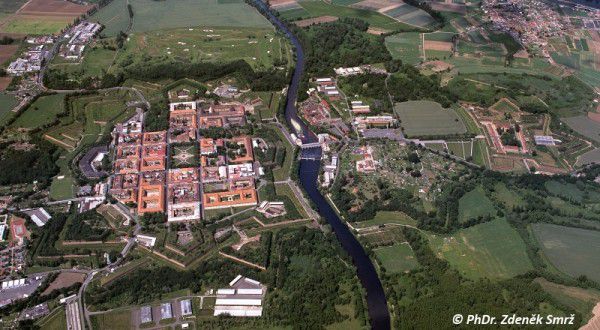 Současný letecký pohled na všechny části pevnosti Terezín